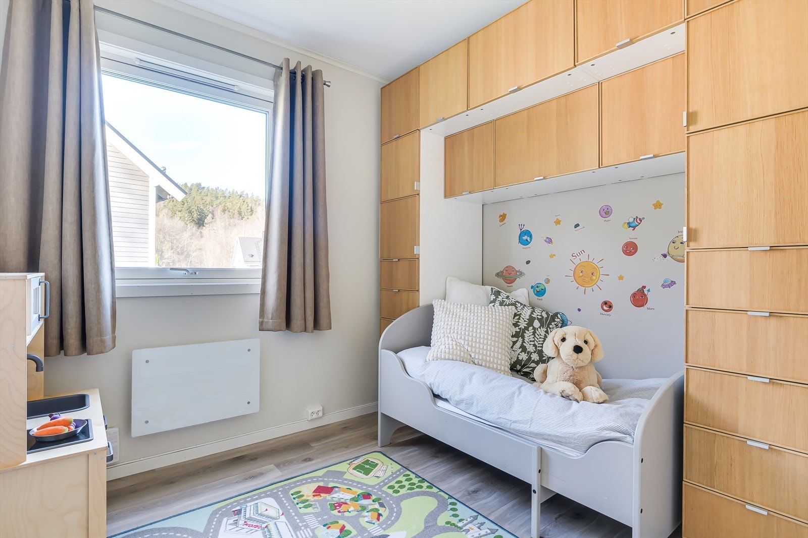 Soverom 3 - Flott soverom med plass til seng og øvrig møblement. Plassen er godt utnyttet med plassbygde skap Galleribilde