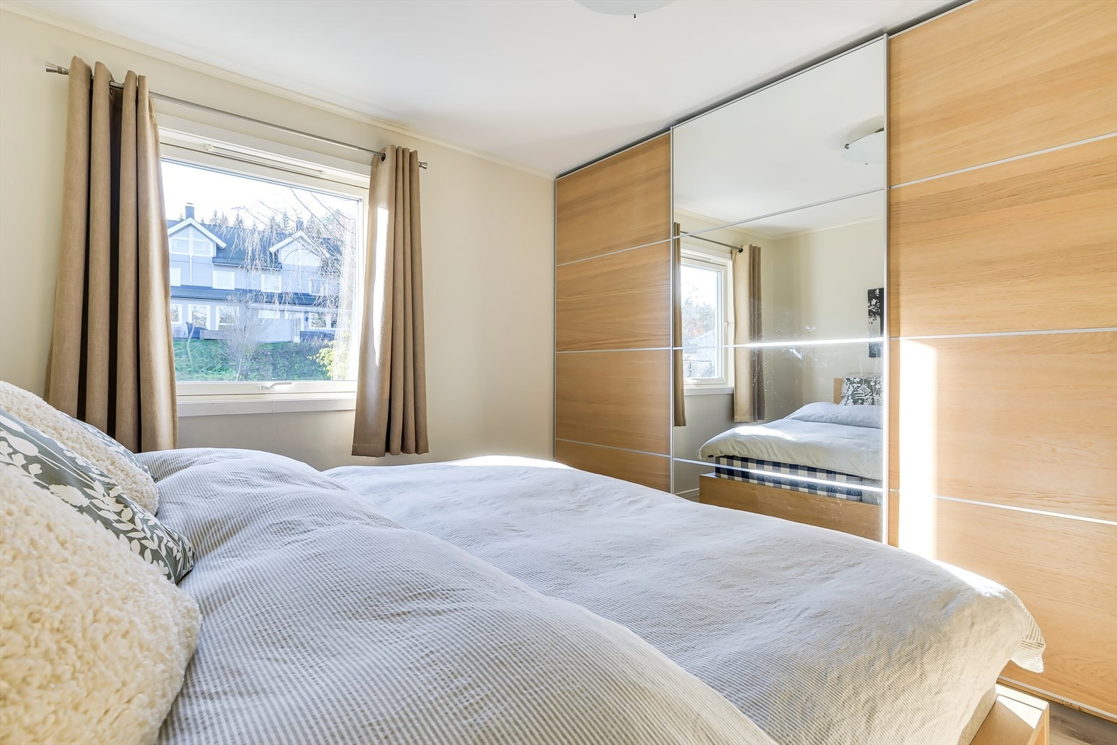 Det er godt med oppbevaringsplass i medfølgende skyvedørsgarderobe Galleribilde