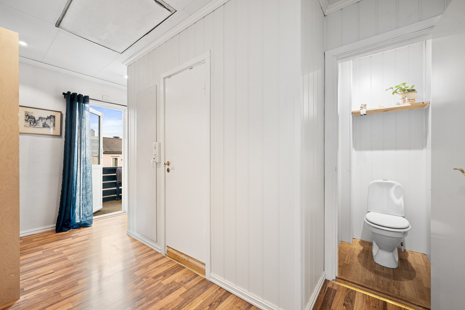 I 2. etg finner man 3 soverom, bad, toalettrom, lagring og en solrik balkong. Galleribilde