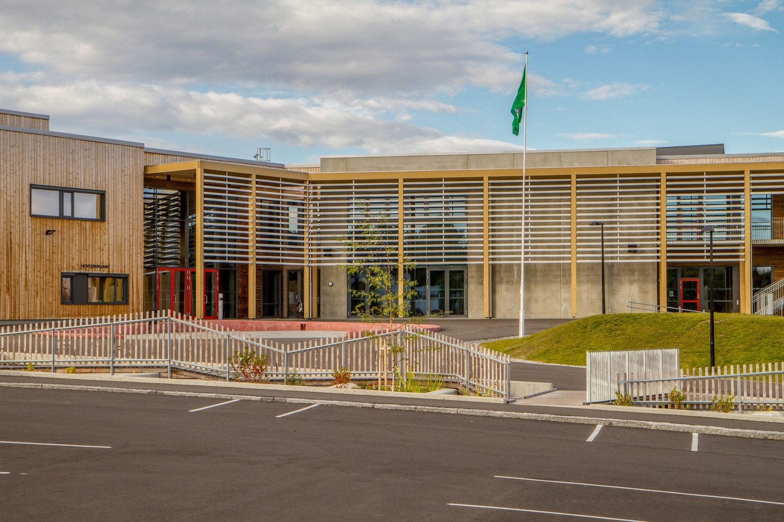 Åsveien skole (1.-7. Trinn) ligger 650m unna. Galleribilde