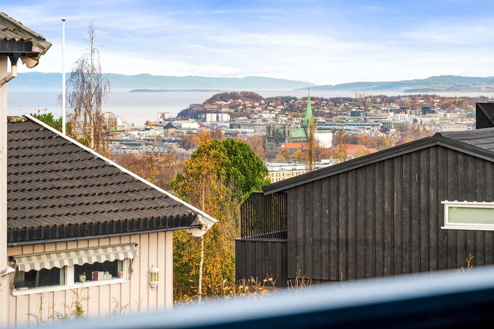 Balkongen er ca. 3m² og har uhindret utsikt til Nidarosdomen... Galleribilde