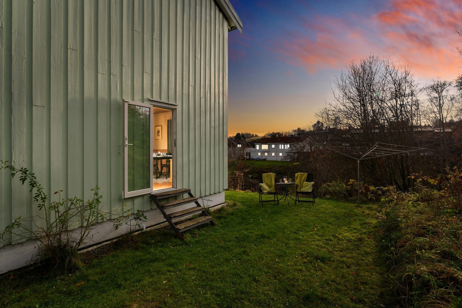 Fra stue er det adgang til pene og solrike grøntarealer. Galleribilde