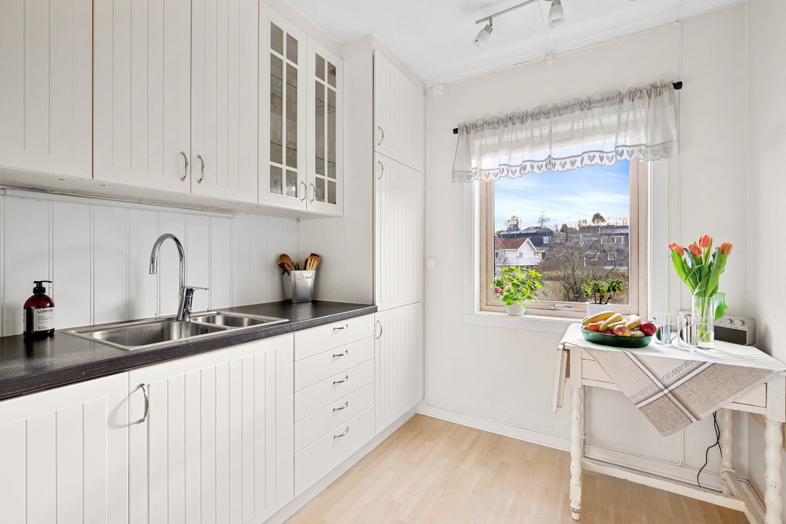 Klassisk og pent kjøkken fra 2010. Galleribilde