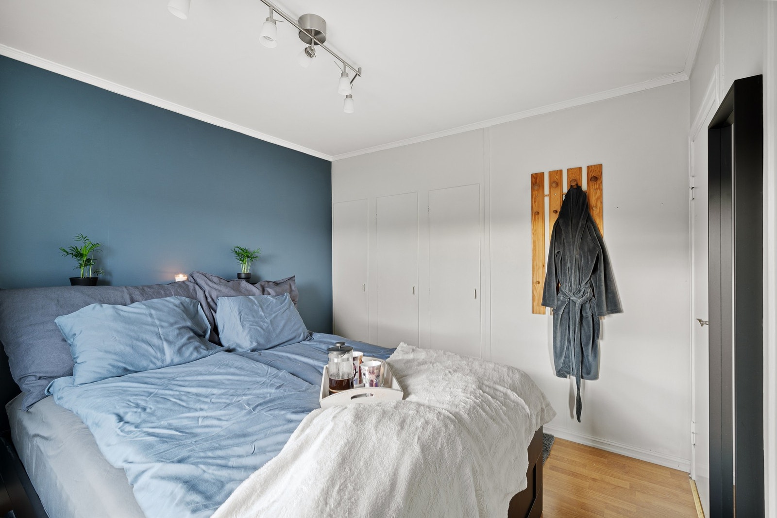 Godt med plass til både dobbeltseng og garderobeløsning. Galleribilde