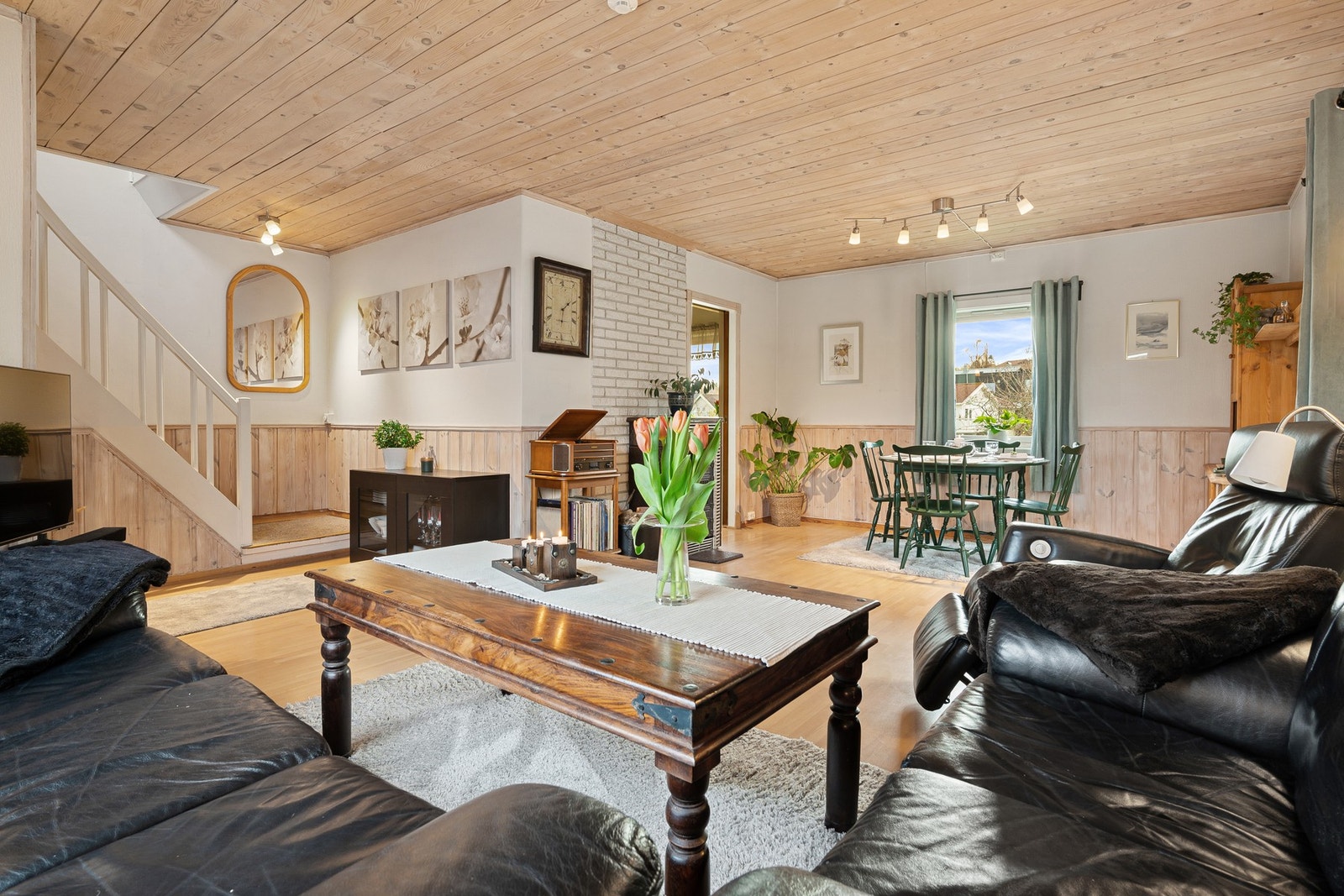 Boligen byr på en lys og romslig stue på 23,8m² med gode møbleringsmuligheter. Galleribilde