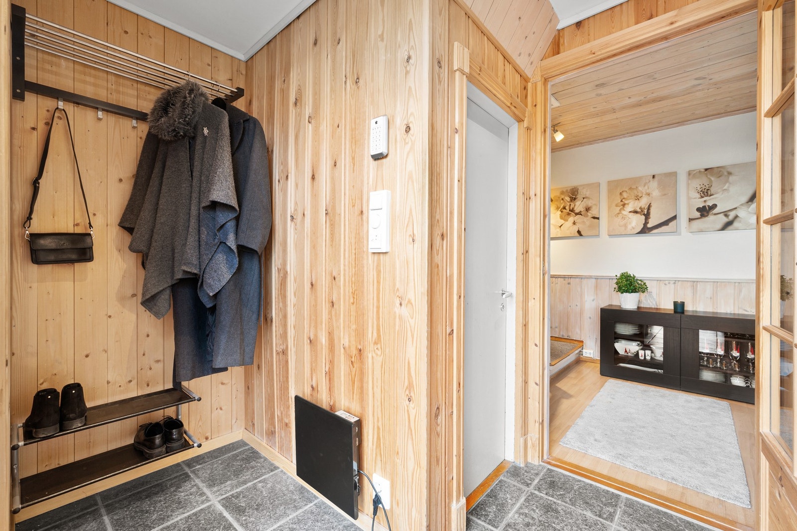 En romslig entré ønsker deg velkommen inn. Nedgang til kjeller fra entré. Galleribilde