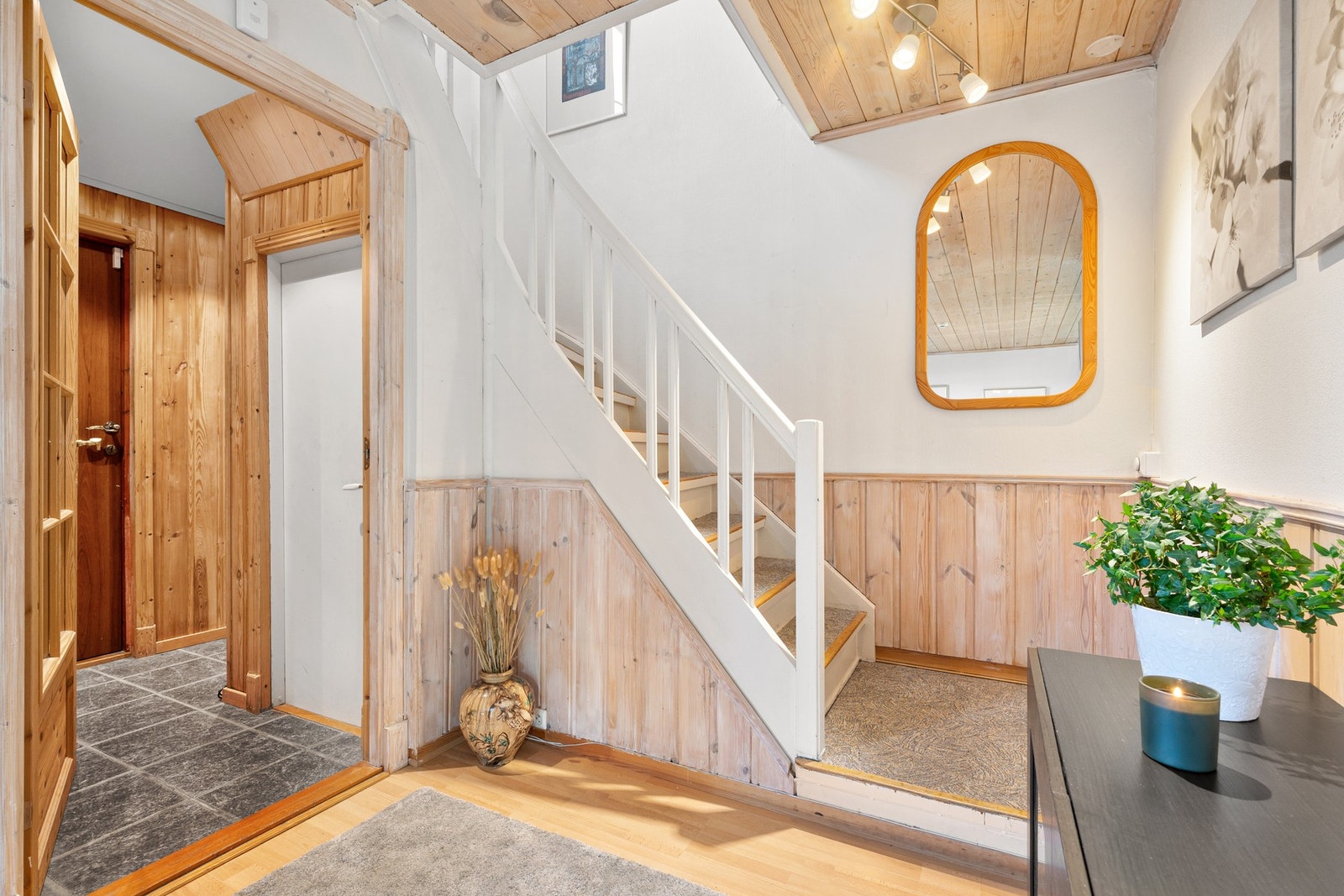 Trappegang med downlights. Galleribilde