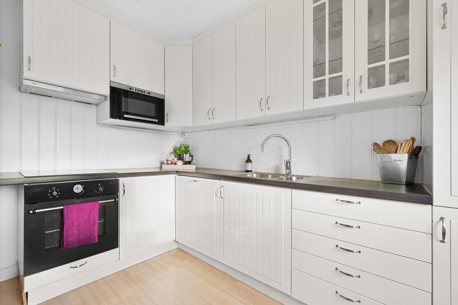 Kjøkkenet byr på integrerte hvitevarer og rikelig med skap- og benkeplass. Galleribilde