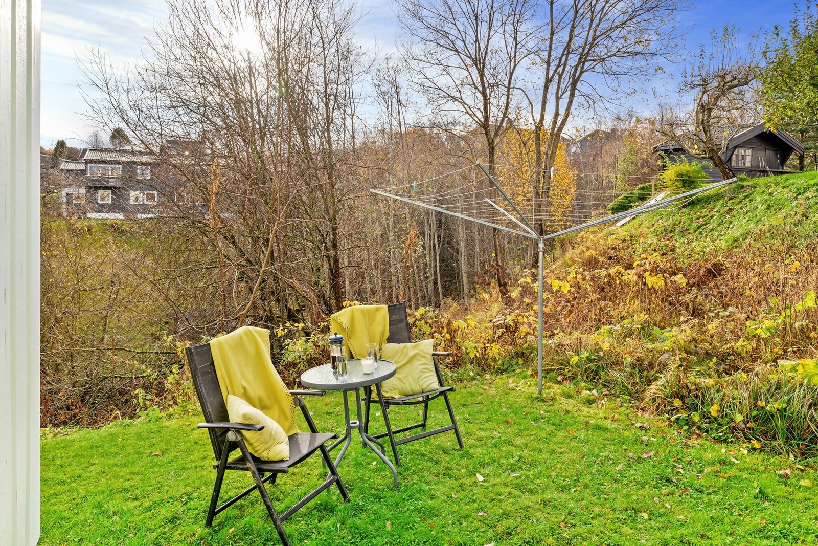 Det kan ved enkle tiltak etableres flere gode utesoner på siden- eller baksiden av huset. Galleribilde