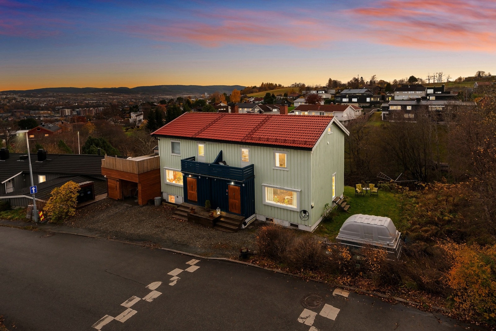 EiendomsMegler1 v/Marius Aune Olsen har gleden av å presentere John Skaarvolds Veg 10B - En romslig vertikaldelt halvpart med særdeles god beliggenhet og utsikt! Galleribilde