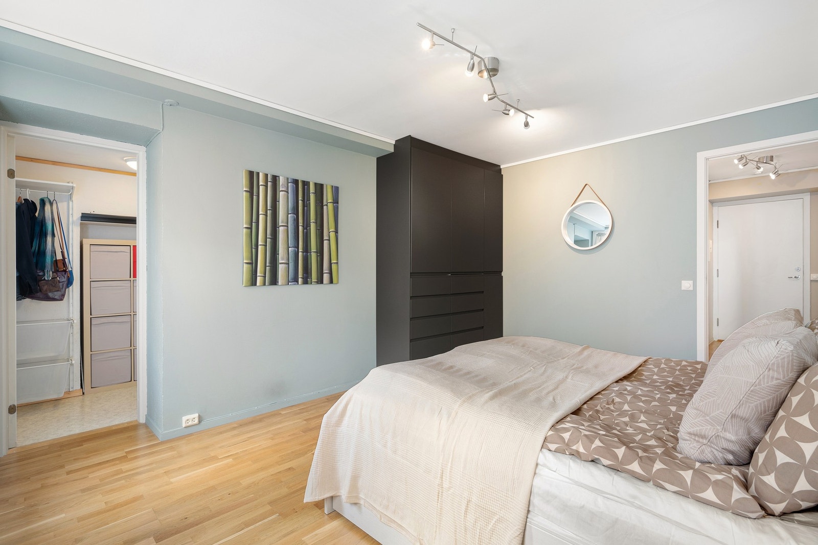 Rommet har rikelig med plass til både dobbeltseng og garderobeskap. Galleribilde