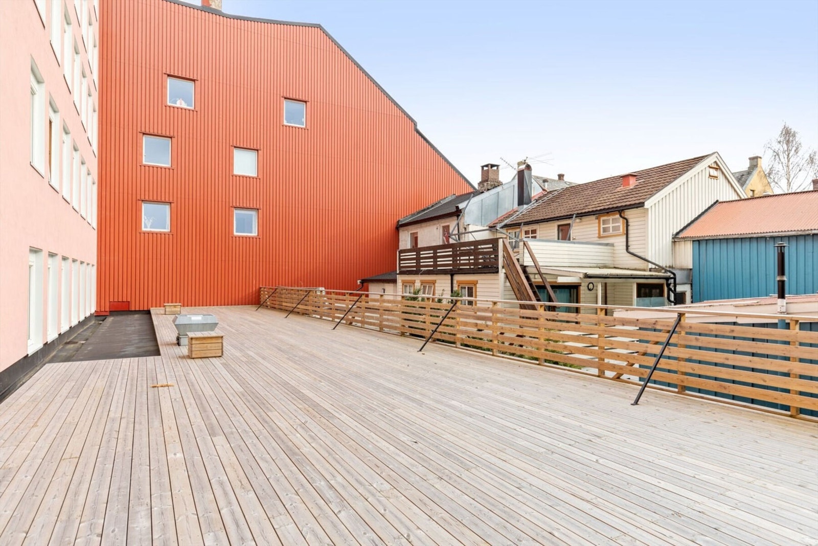 Borrettslaget har en stor sørvendt bakgårdsterrasse. Denne kan fritt benyttes av alle beboere. Galleribilde