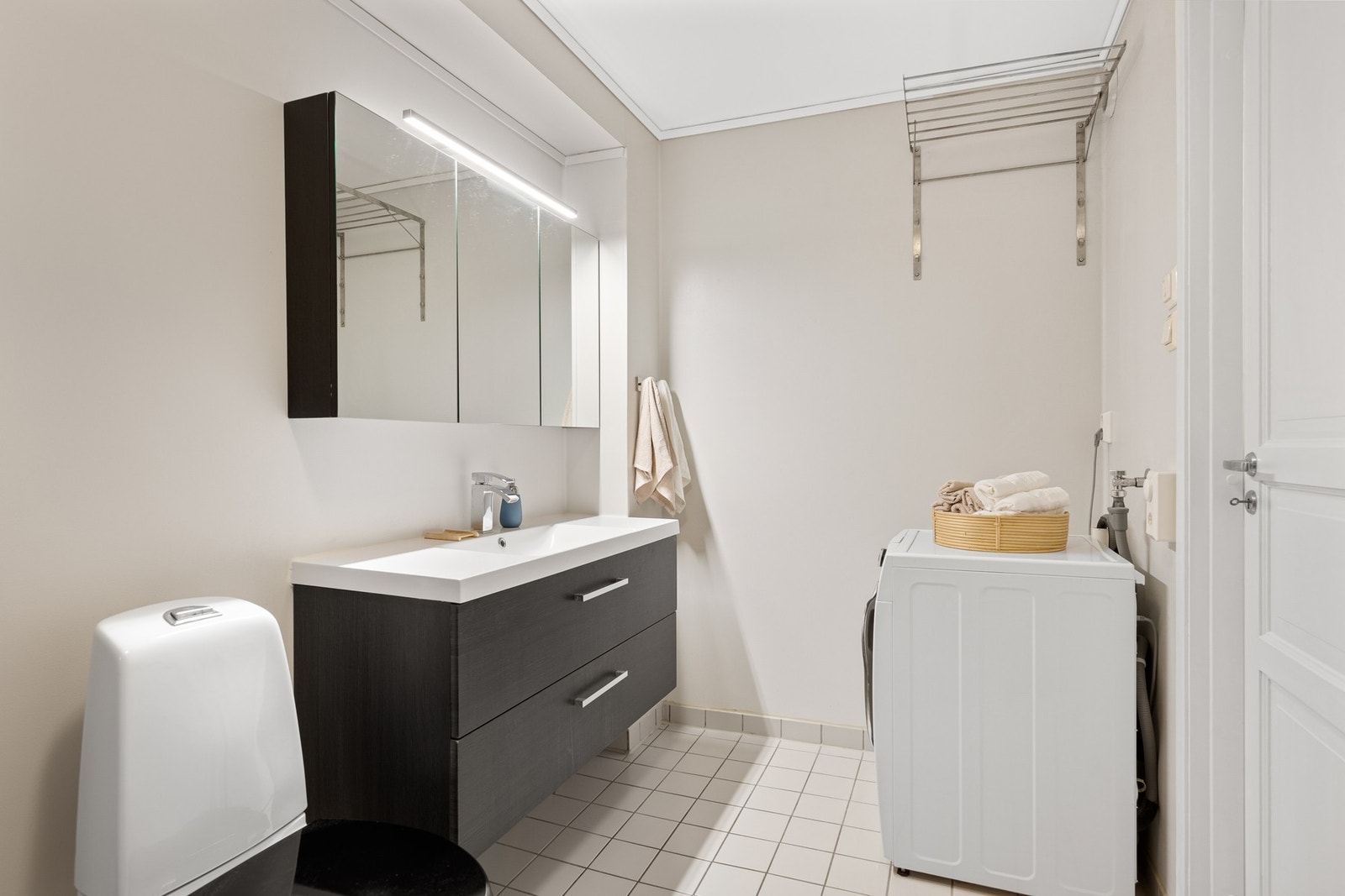 Badet har opplegg til vaskemaskin og fremstår uten vesentlige avvik i tilstandsrapporten fra takstmann. Galleribilde