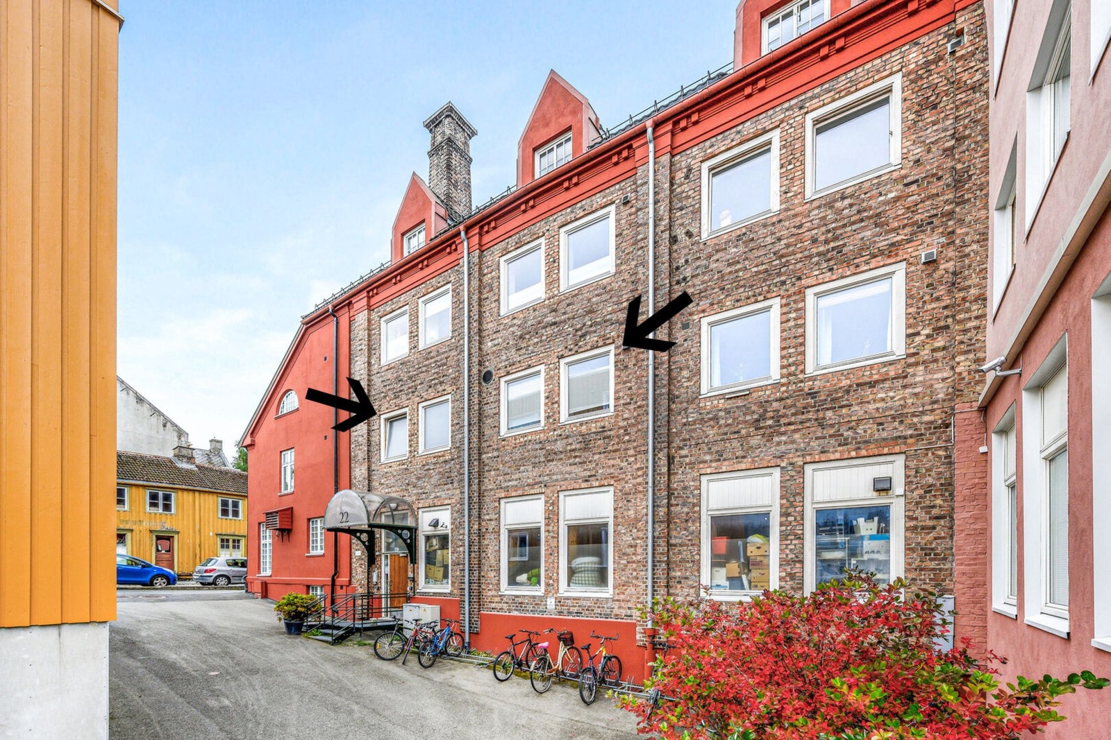 Utvendig inngangsparti. Leiligheten har en fin beliggenhet i 2.etasje som vist på bildet. Bygget var i utgangspunktet en gammel dropsfabrikk som ble omgjort til leiligheter i 1998. Galleribilde