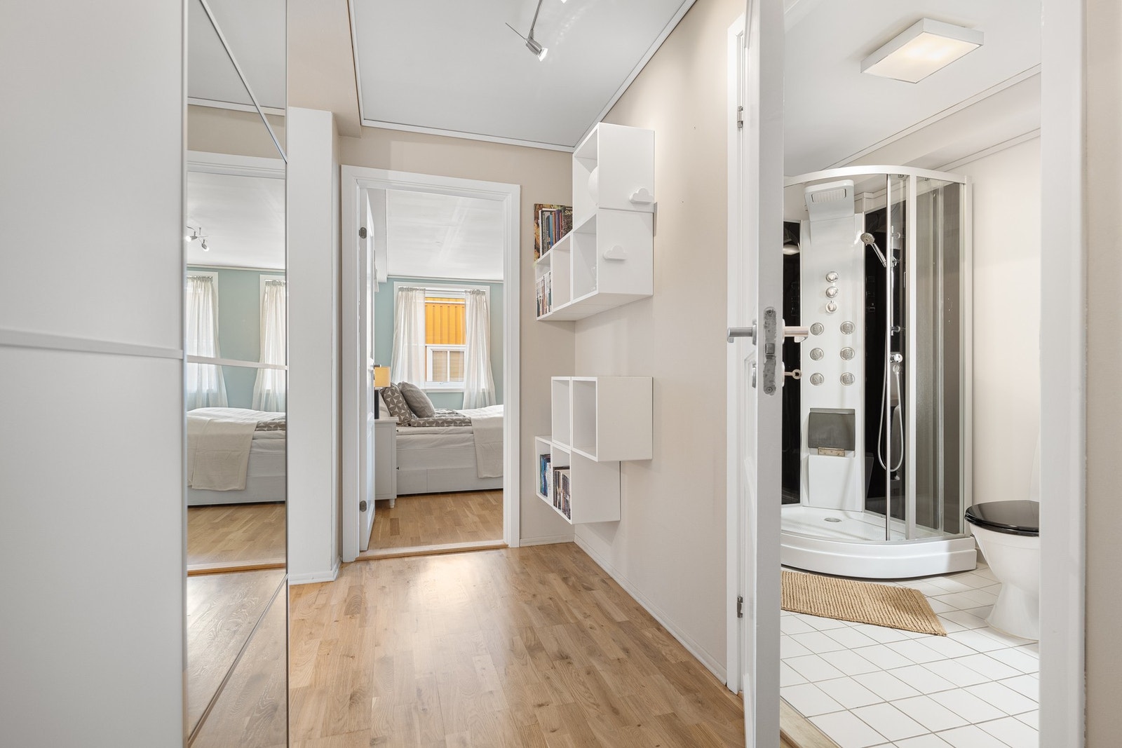 Fra inngangspartiet får man baderommet inn første dør til høyre. Galleribilde