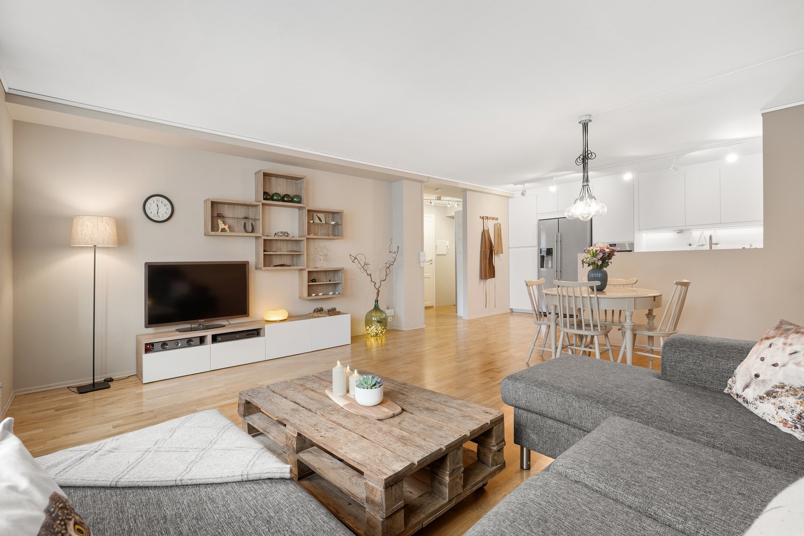 Velkommen til Mellomila 22. Flott romslig 2(3)-roms i 2.etasje | Kjøkken fra 2019 | Heis | 3 felles terrasser | Mulighet for parkering | Bod! Galleribilde