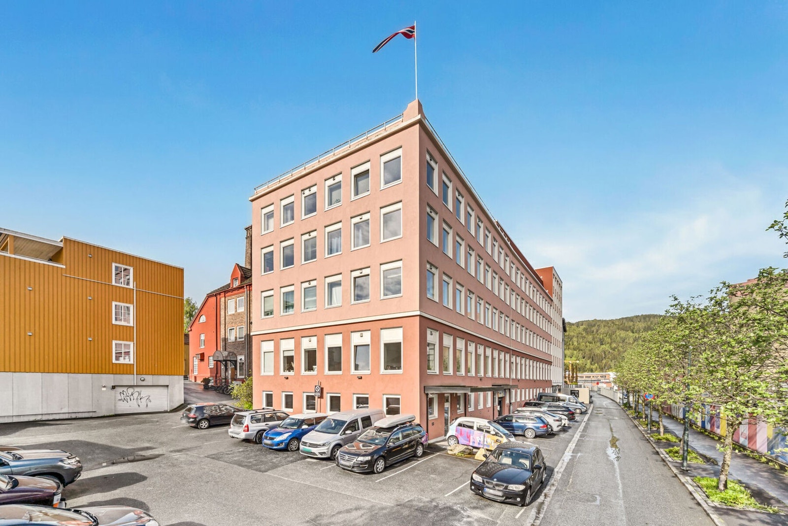 Borettslaget har 44 P-plasser for utleie. Dette kan fås etter søknad til styret / forretningsfører. Galleribilde