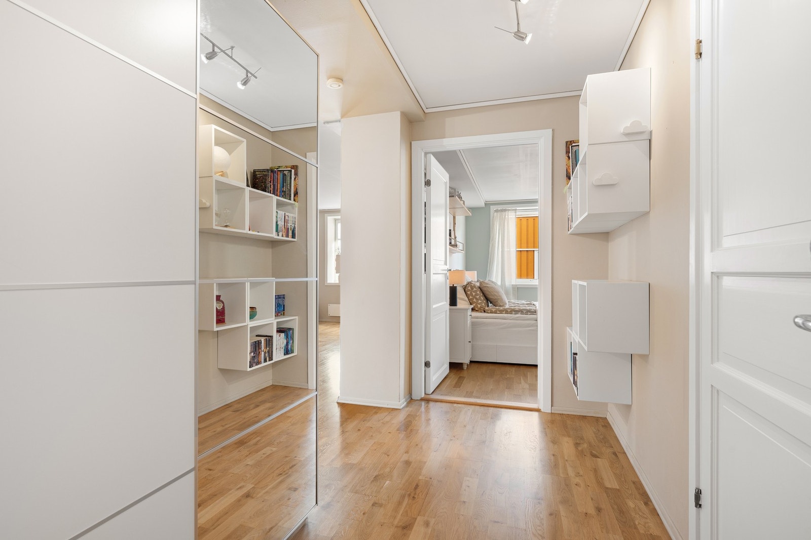 Videre inn i leiligheten finner man soverommet. Galleribilde