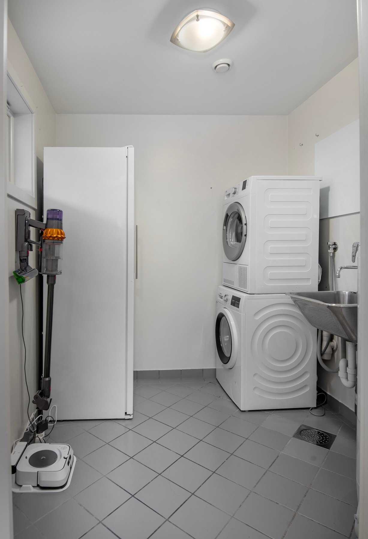 Det er separat vaskerom med utslagsvask og opplegg for vaskemaskin/tørketrommel. Galleribilde