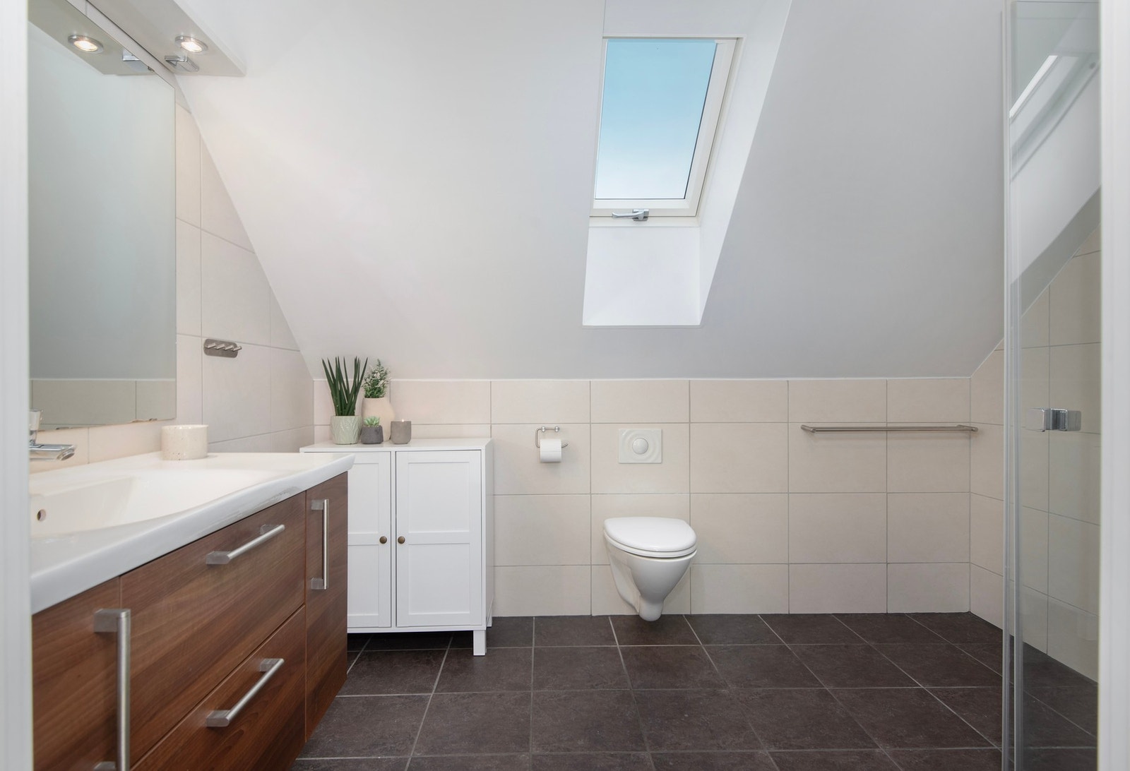 Romslig baderom. Galleribilde