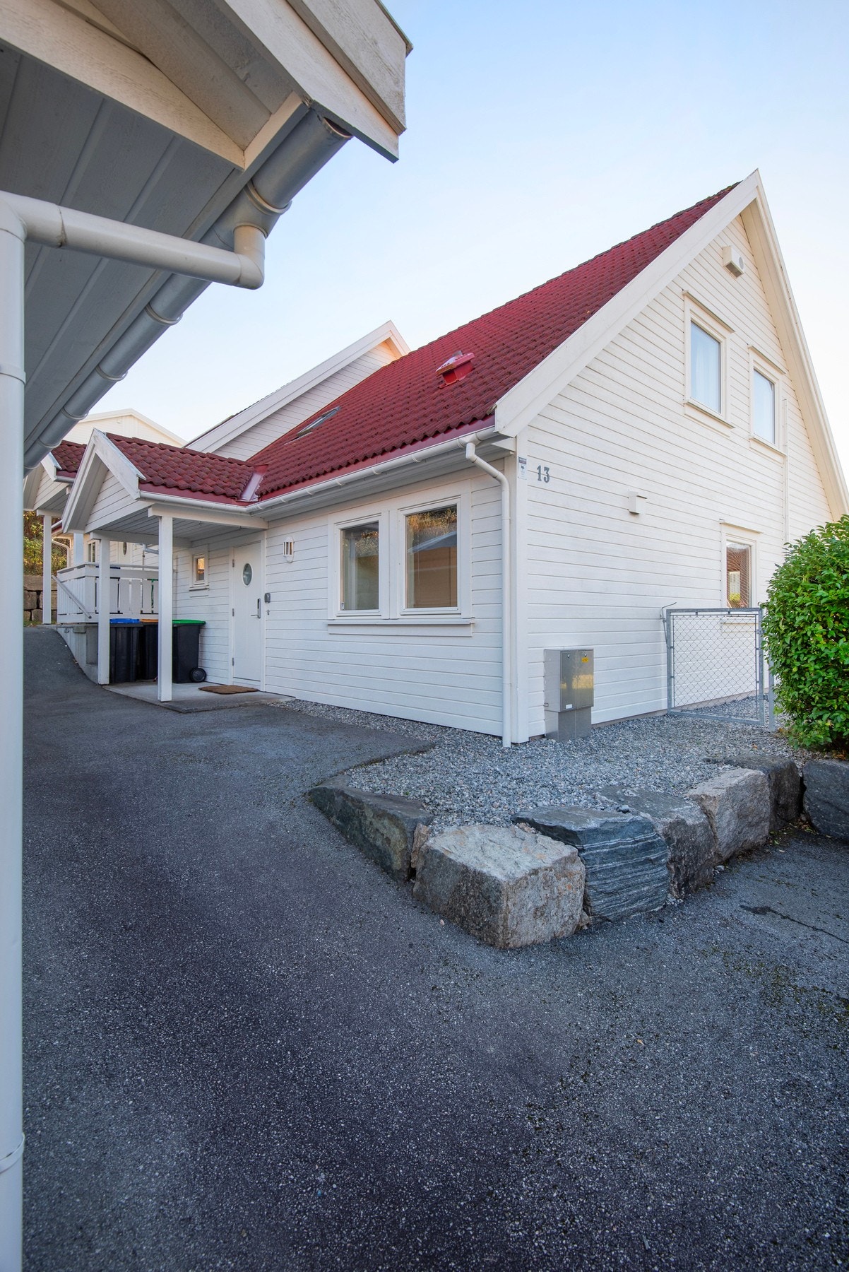 Asfaltert
innkjørsel/parkering. Galleribilde