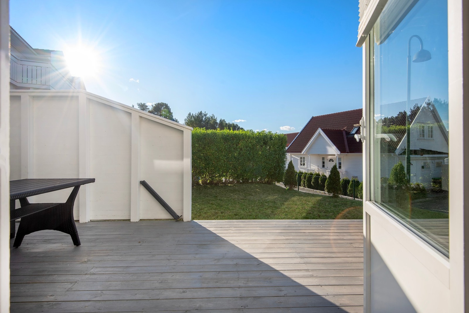 Boligen har terrasse med utgang fra stue/kjøkken i 1. etasje på ca. 24 m2. Galleribilde