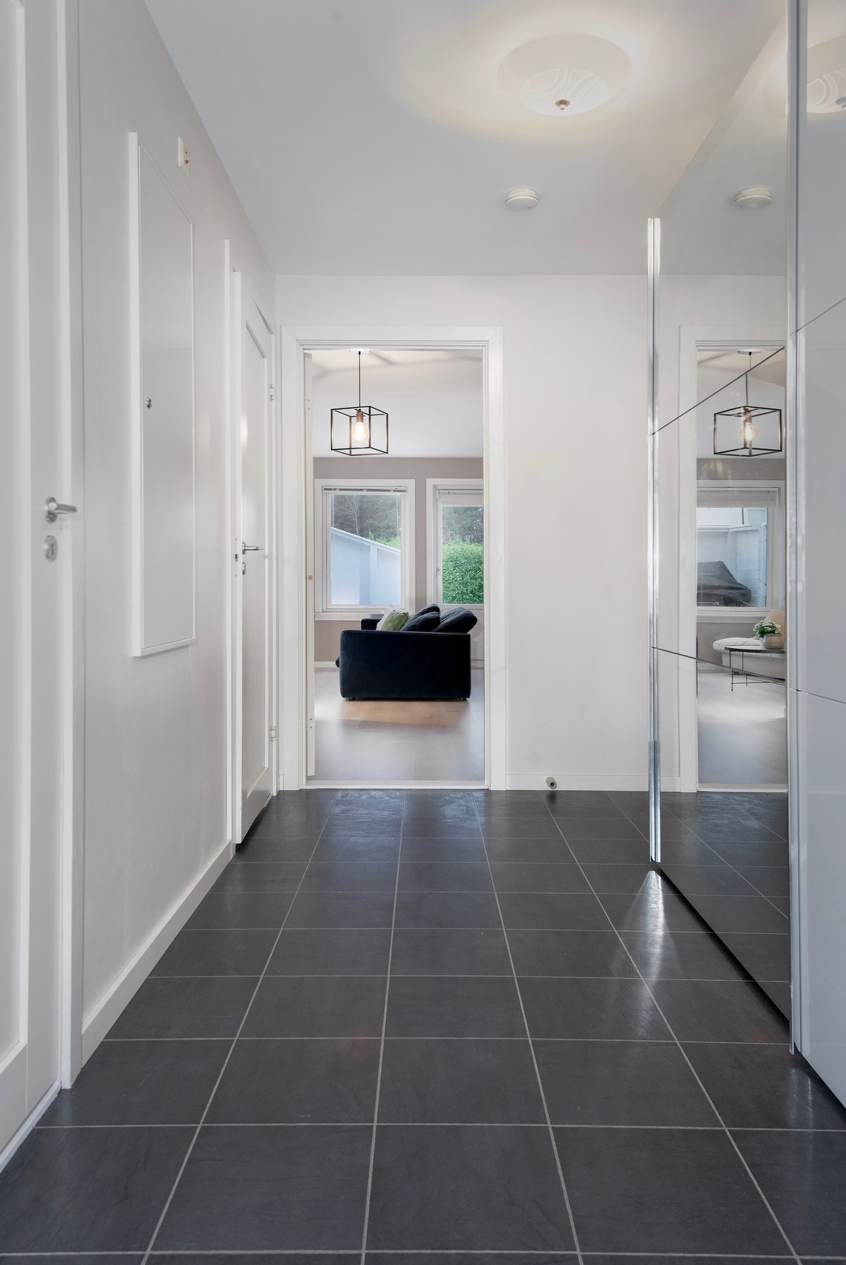 Romslig entré med garderobeløsning. Galleribilde