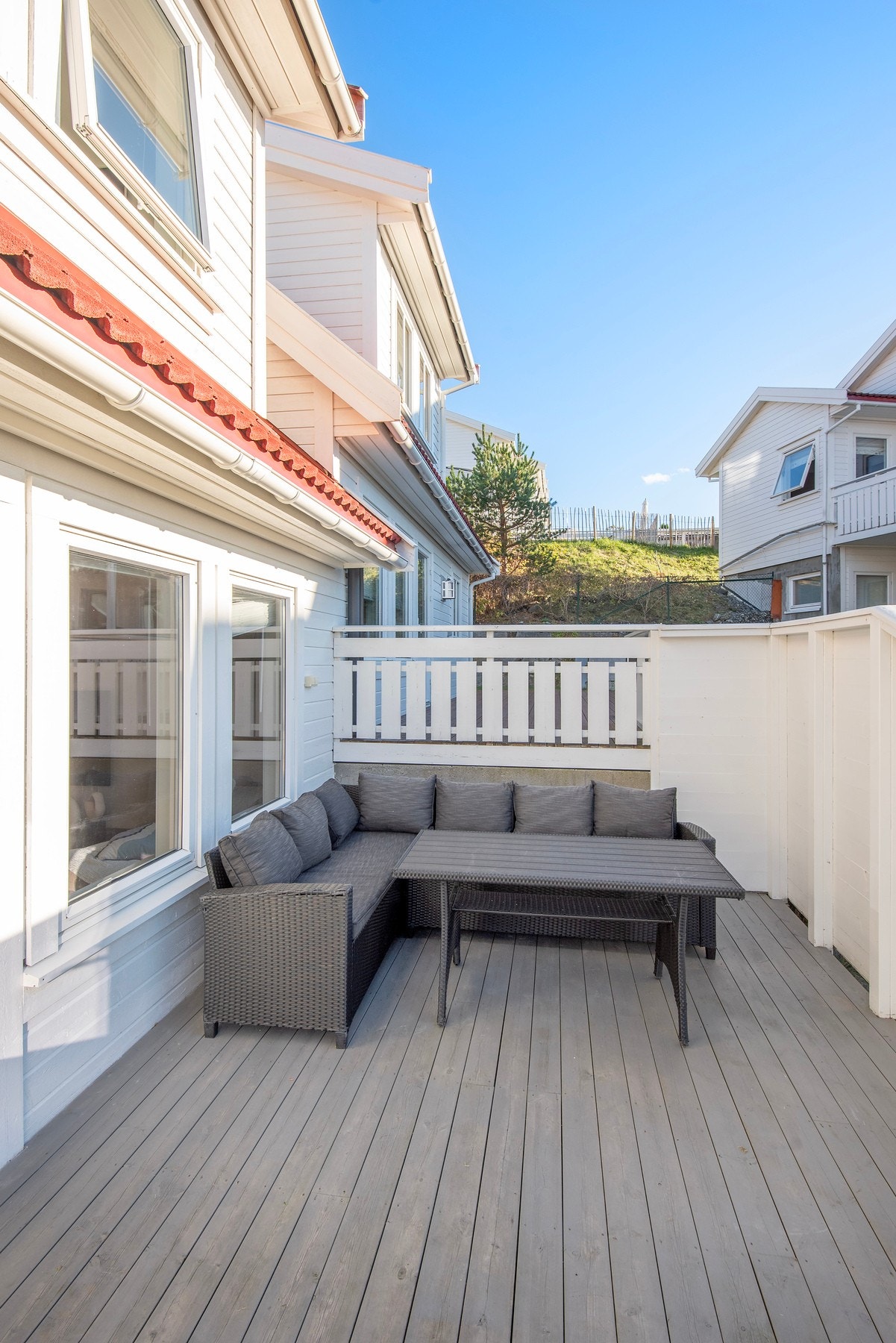 Trivelig terrasse med god plass til hagemøbler og grill. Galleribilde