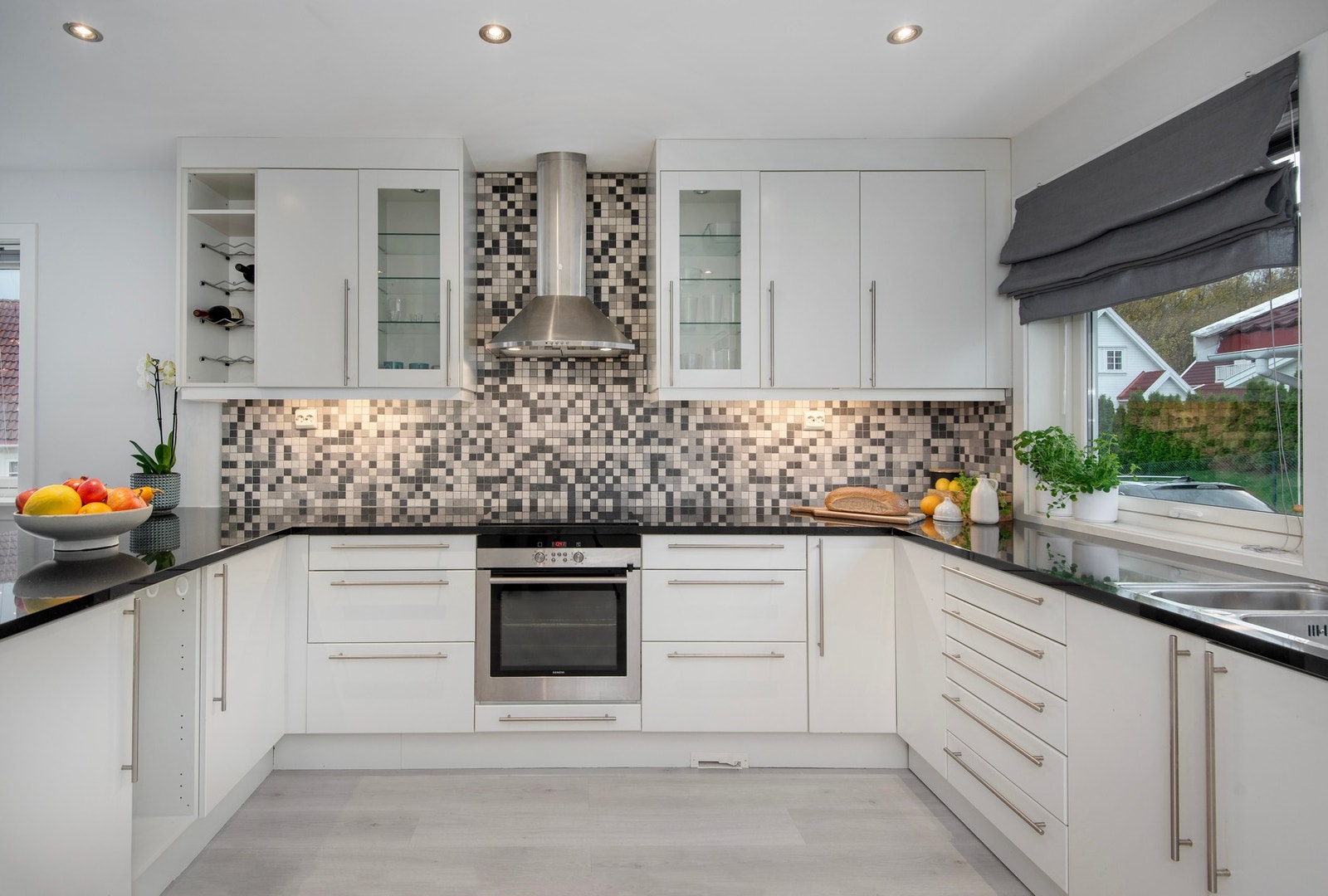 Kjøkkeninnredning fra Norema med glatte frotner. Galleribilde