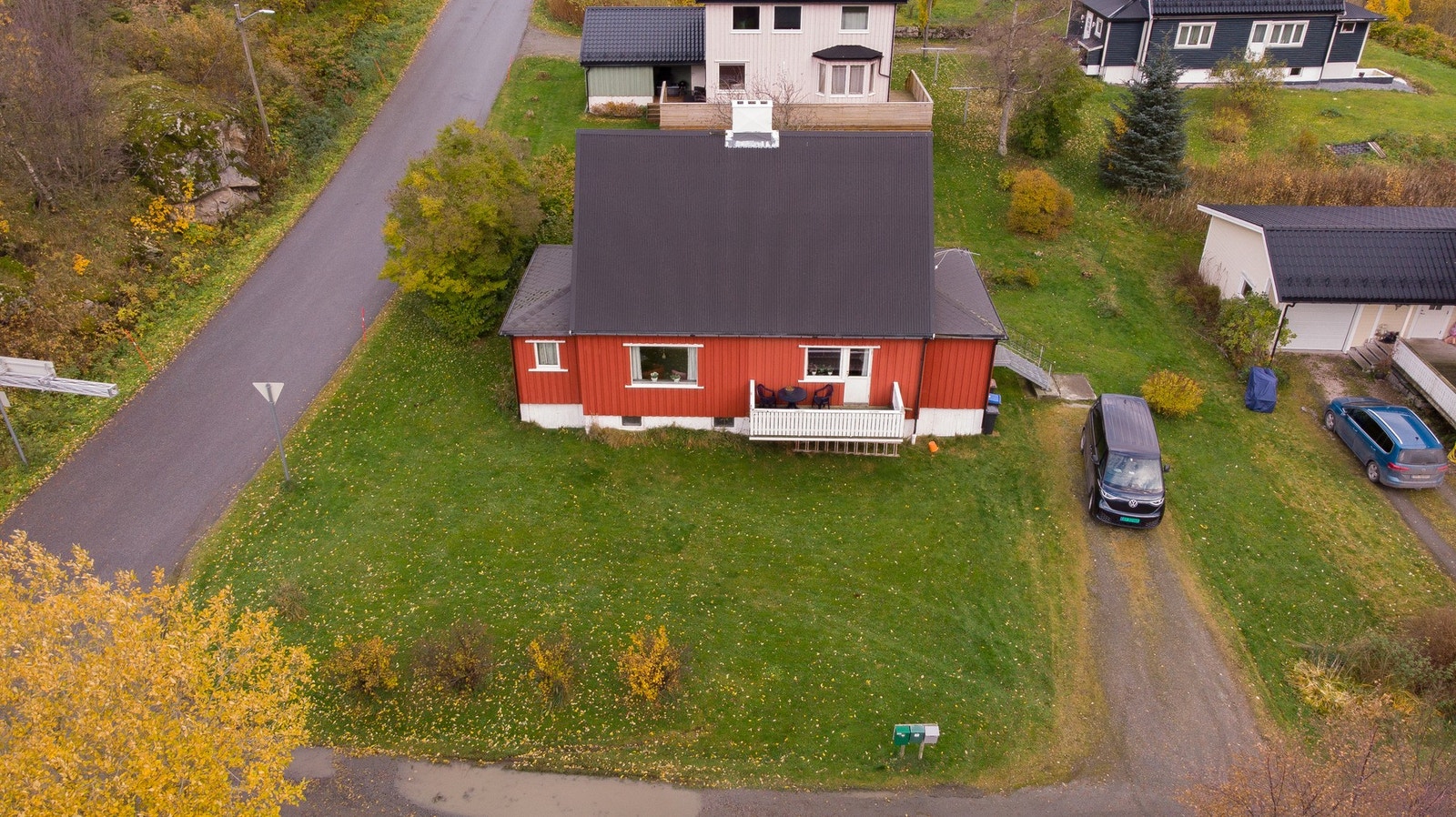 Boligen ligger på en romslig, pent opparbeidet hjørnetomt på ca. 768 m². Galleribilde