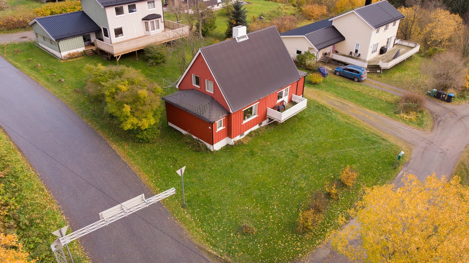 Boligen ligger på en romslig, pent opparbeidet hjørnetomt på ca. 768 m². Galleribilde