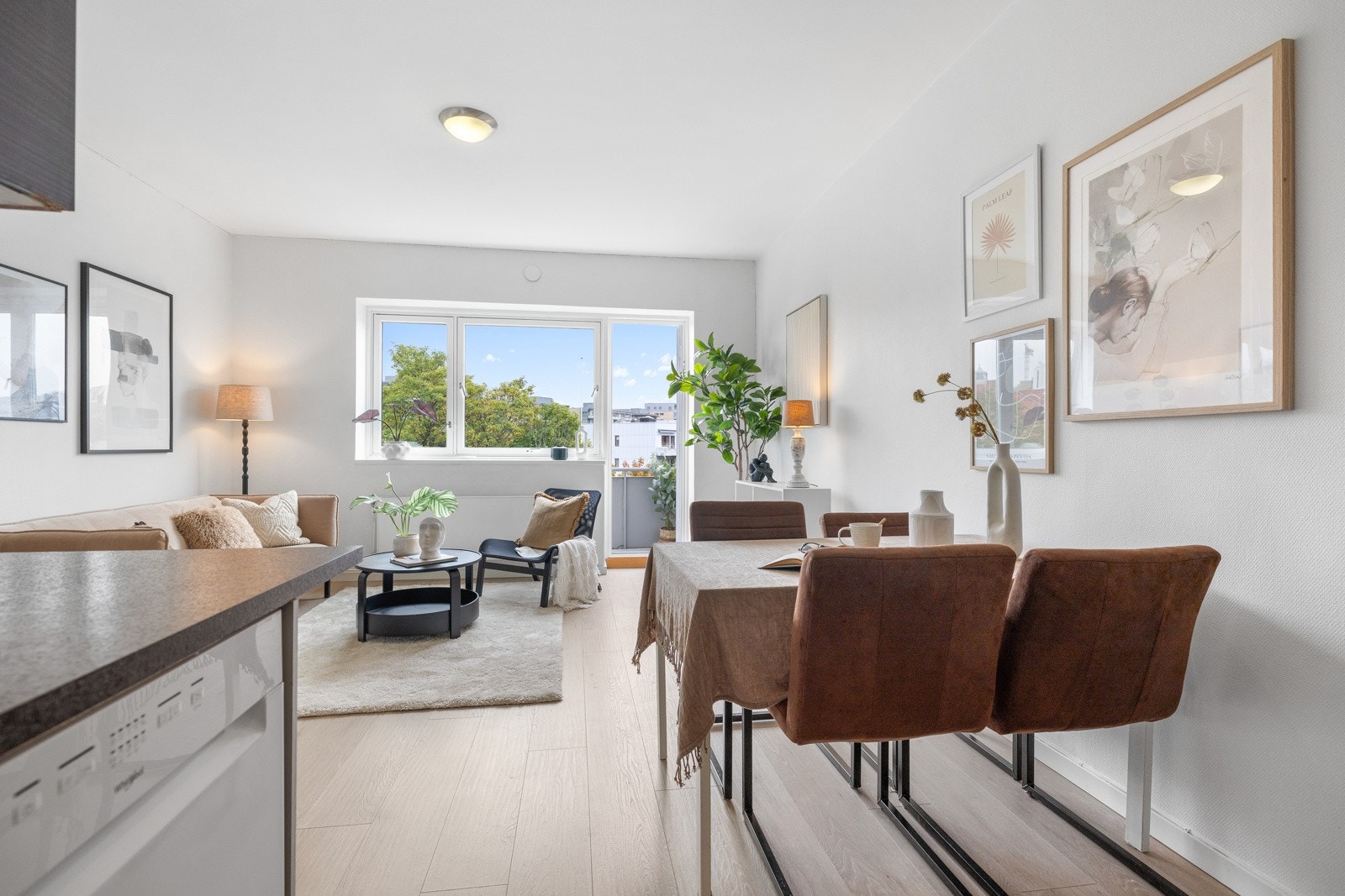 Legg merke til det gode lysforholdet du får av de store vindusflatene. Galleribilde