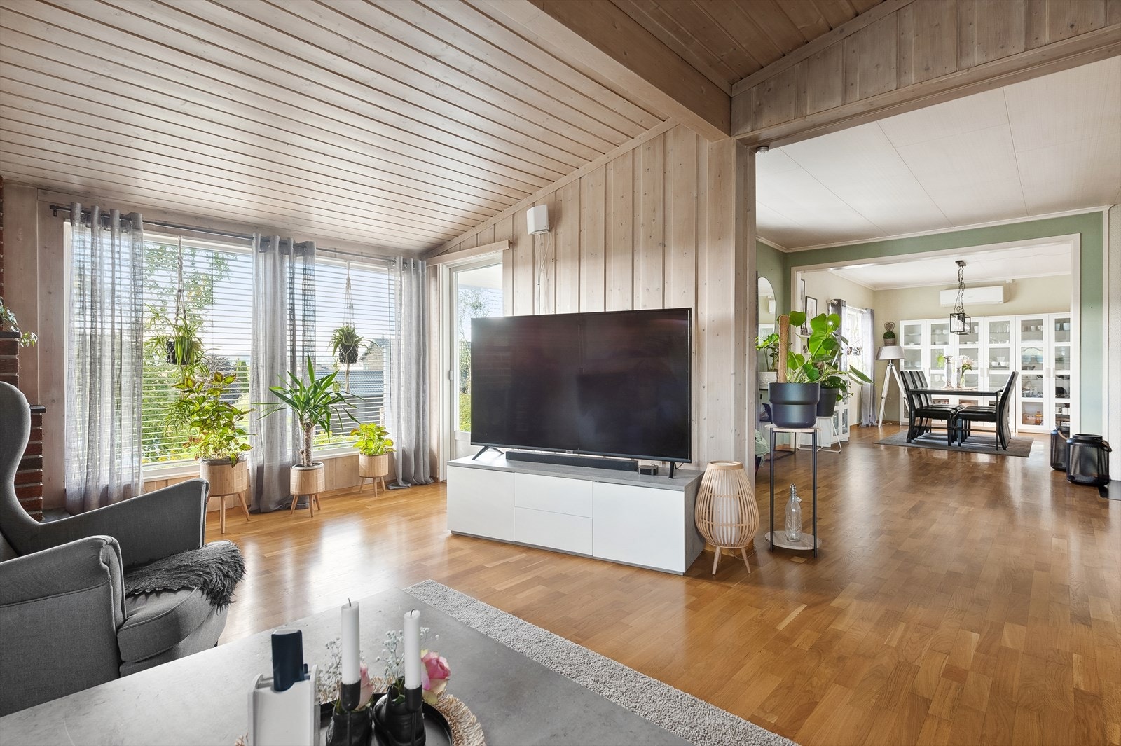 Det er flere vinduer i rommene som gir rikelig med naturlig lys inn og utgang til terrasse. Galleribilde