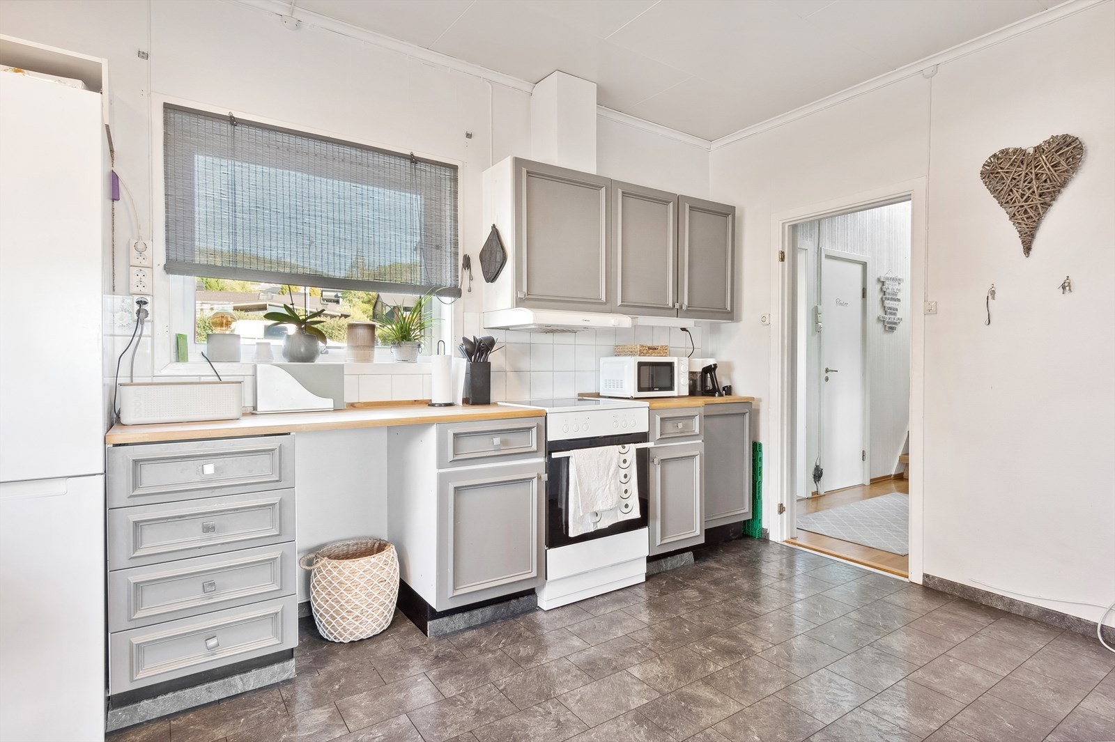 Ellers er kjøkkenet utstyrt med frittstående kjøle-/fryseskap, komfyr og oppvaskmaskin som medfølger handelen. Galleribilde