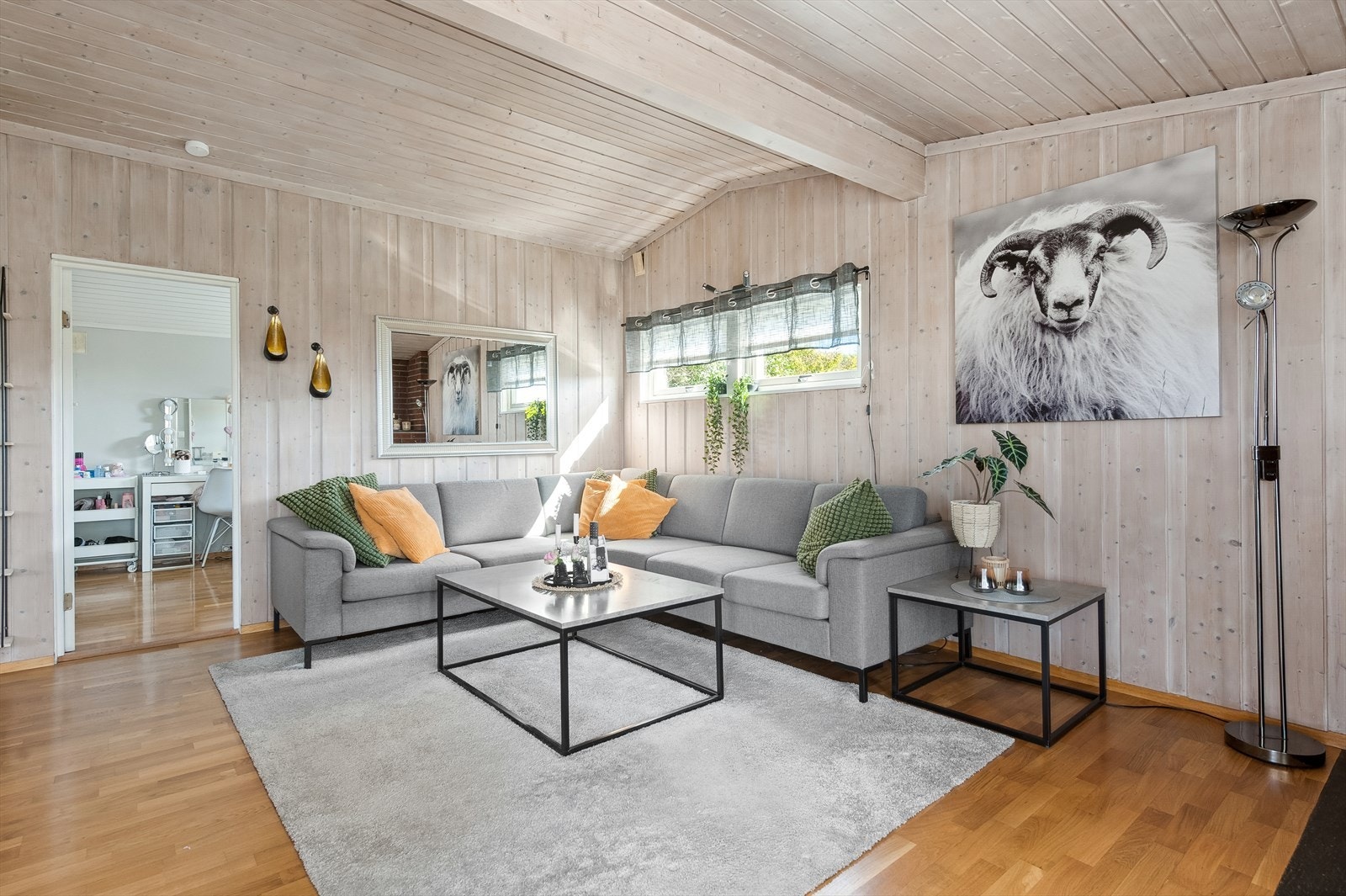 Boligen har en stor stue som er delt inn i flere soner med gode møbleringsmuligheter. Galleribilde