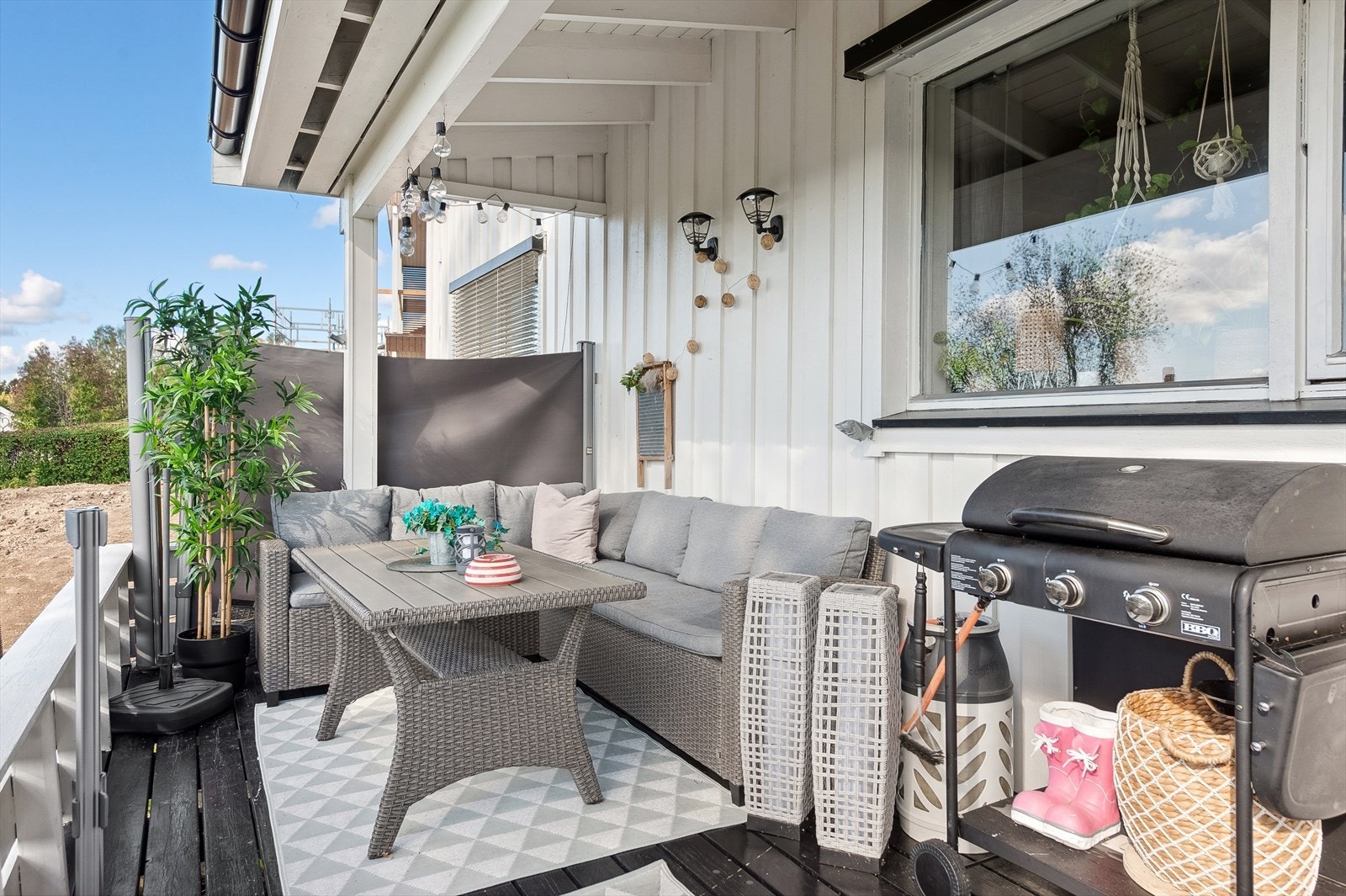 Terrassen er vest vendt og delvis overbygd som gjør det lunt og koselig. Galleribilde