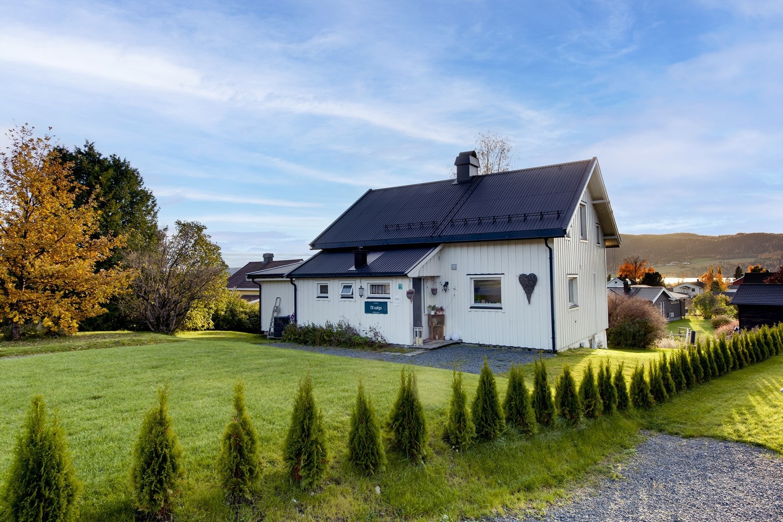 Velkommen til Østgårdsvegen 17C! Innholdsrik, eldre enebolig over to plan med et bruksareal på 127 m². Boligen ble oppført på 1940-tallet og ble senere tilbygget stue og soverom i 1. etasje i 1977. Galleribilde