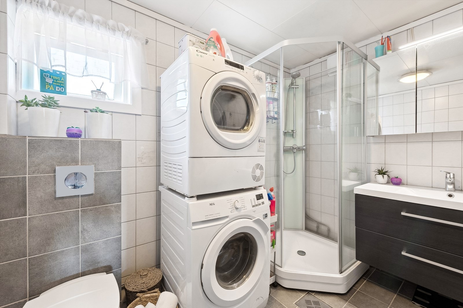 Boligen har et flislagt bad med atkomst fra gang med elektriske varmekabler i gulv. Galleribilde