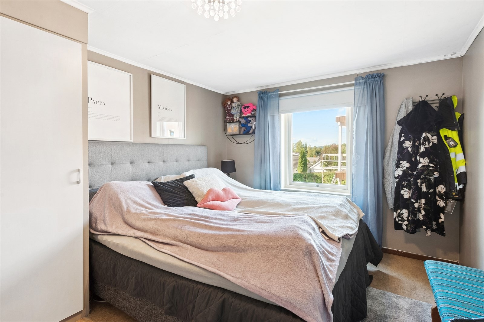 Soverom 3 i 2. etasje.
Dette soverommet har i tillegg direkte tilgang til kott som kan brukes som oppbevaring. Galleribilde