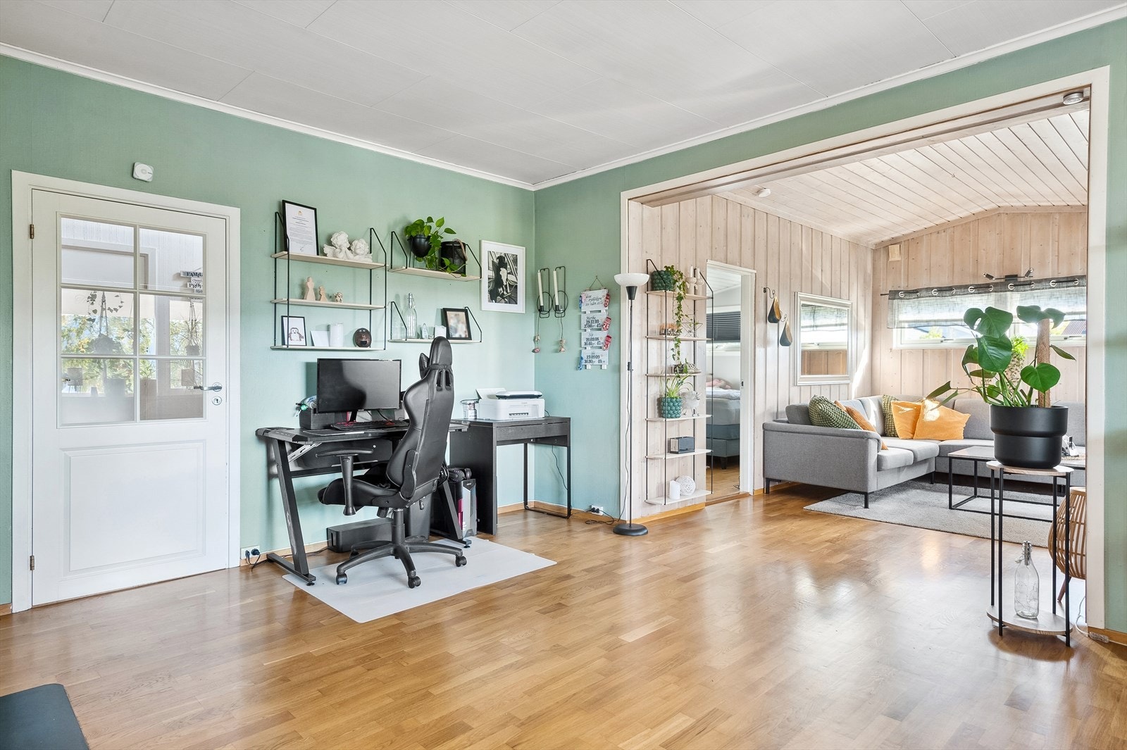 Praktisk kontorplass i del av stuen. Galleribilde