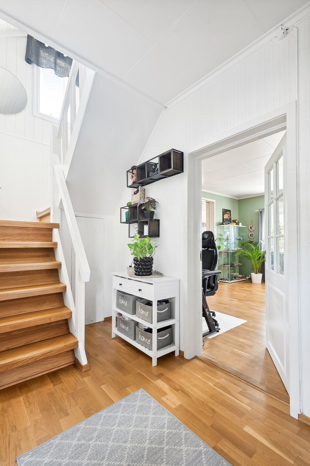 Fra entréen kommer du inn i gangen som har videre atkomst til boligens stue og kjøkken i 1. etasje og trapp opp til 2. etasje. Galleribilde