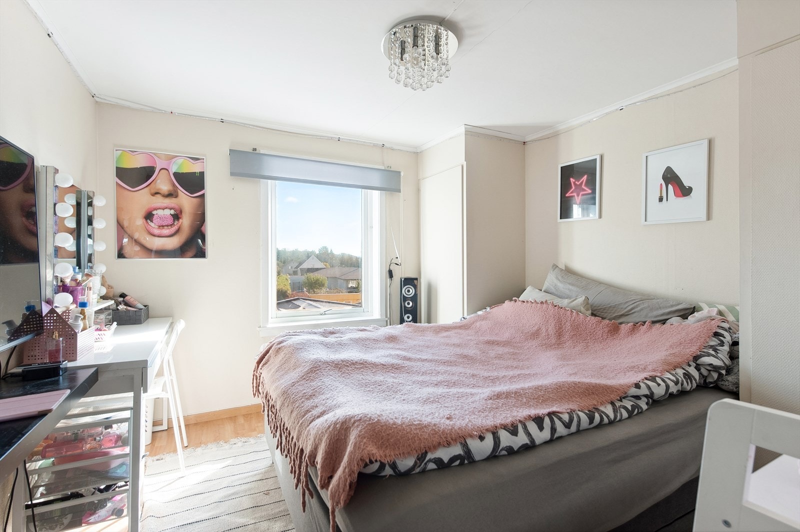 Soverom 2 i 2. etasje.
Begge soverommene i 2. etasje har innbygde skapløsninger. Galleribilde