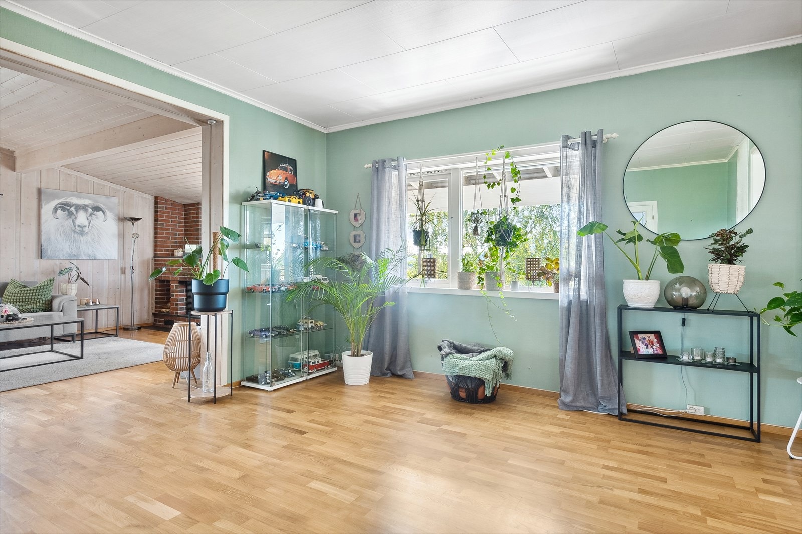 Her er det god plass til lek mens de voksne slapper av i stuen. Galleribilde