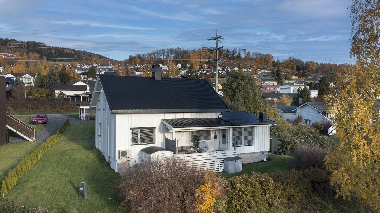 Brumunddal sentrum ligger 1,5 km fra boligen som kan by på de fleste servicefasiliteter man trenger i hverdagen. Galleribilde