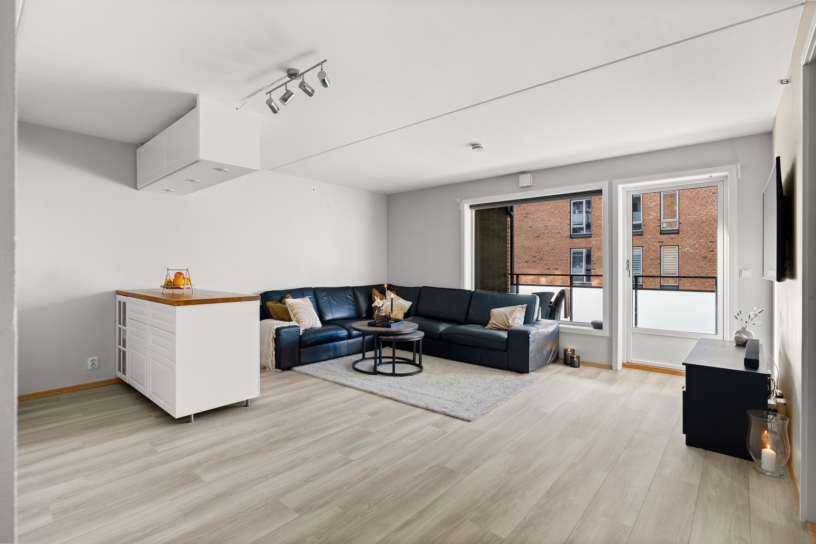 Stuen er pent innredet med laminatgulv, delikat farger på veggflatene, og har god plass til både sofagruppe, tv-løsning og spisebord. Galleribilde
