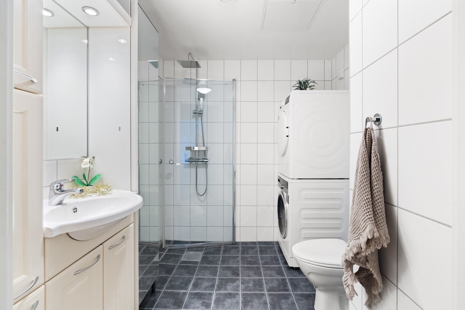 Stort og delikat baderom med opplegg for vaskemaskin og tørketrommel. Galleribilde