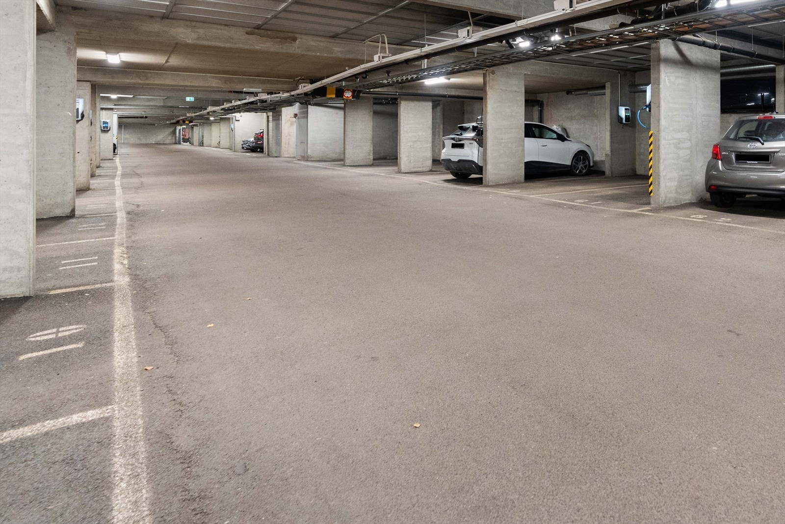 Det disponeres en parkeringsplass i felles garasjekjeller. Galleribilde