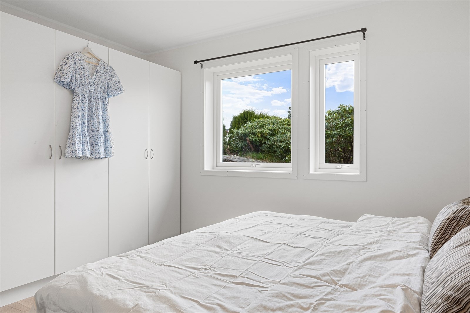 God plass til dobbeltseng og garderobe. Galleribilde