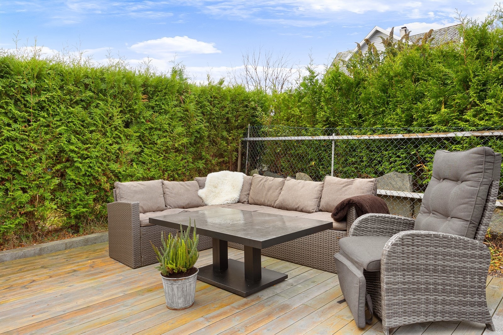 Fra stuen er det utgang til en imponerende terrasse på hele 47 m². Galleribilde