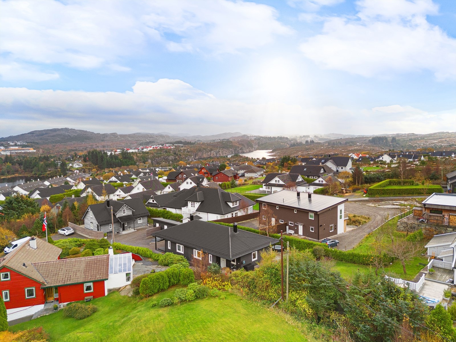 Beliggenheten er i et veletablert og trivelig boligområde med tilsvarende bebyggelse i det populære området Angeltveit/Ågotnes. Galleribilde